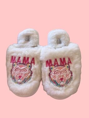 White 'MAMA' BEAR Slippers NEW IN PACKAGING!! Size S/M (6-8)